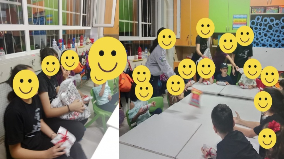 Özlem SEĞMENOĞLU tarafından yürütülen 'let's knit together'e twinning projesi sürecinde yapılan ürünlerimizi Şehit Yalçın Palıt Anaokulu'na ziyarette bulunarak onlara hediye ettik.